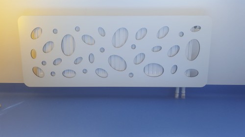 Osłona grzejnika, płyta kompaktowa HPL, dekor biały, brązowy rdzeń_1.jpg